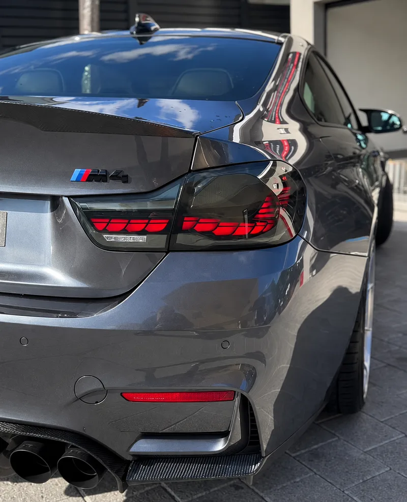 Heckansicht eines grauen BMW