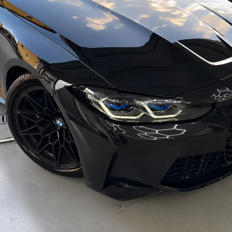 Schwarzer BMW in der Aussenansicht