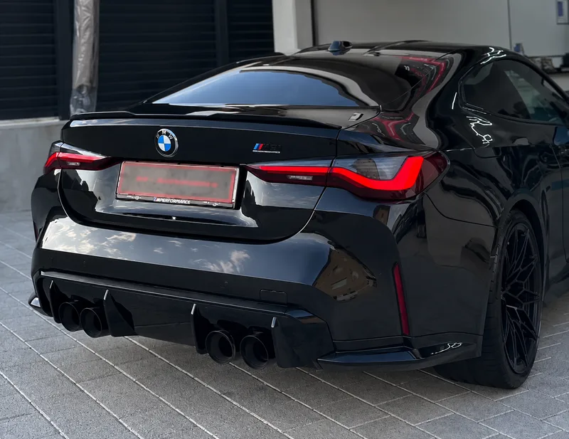 Schwarzer BMW M4 vor der Werkstatt