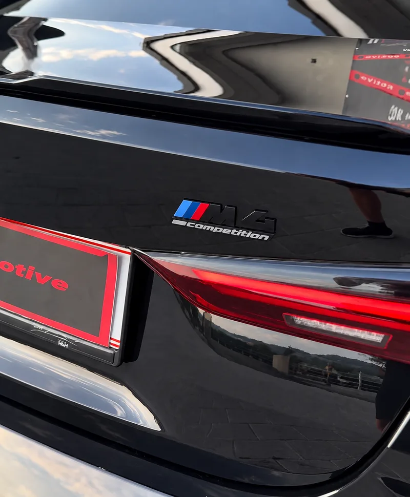 BMW M4 Emblem und Rückleuchte