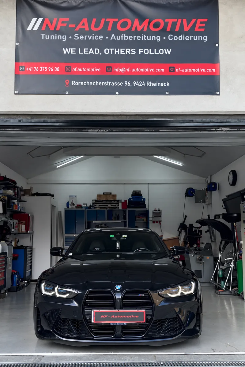 Fahrzeug vor dem Eingang der NF-Automotive Werkstatt