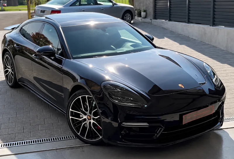 Schwarzer Porsche vor NF-Automotive in Rheineck