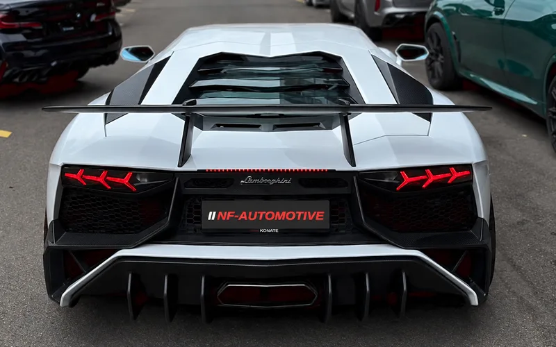 Heckansicht eines Lamborghini in der Werkstatt