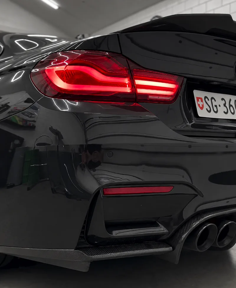 BMW Heck mit leuchtenden Rückleuchten