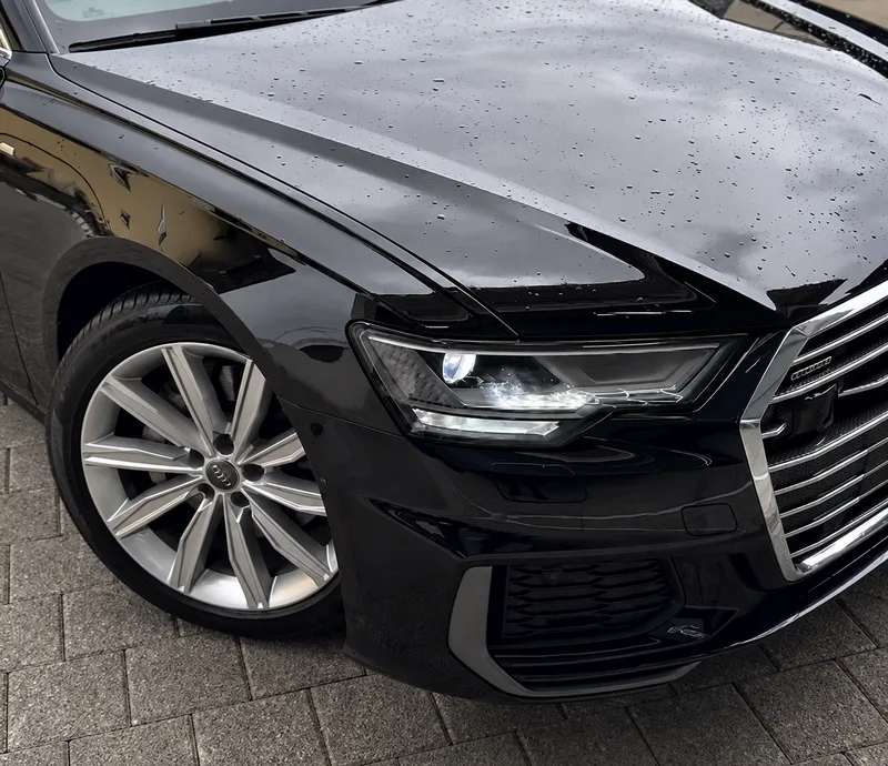 Grauer Audi in der Seitenansicht