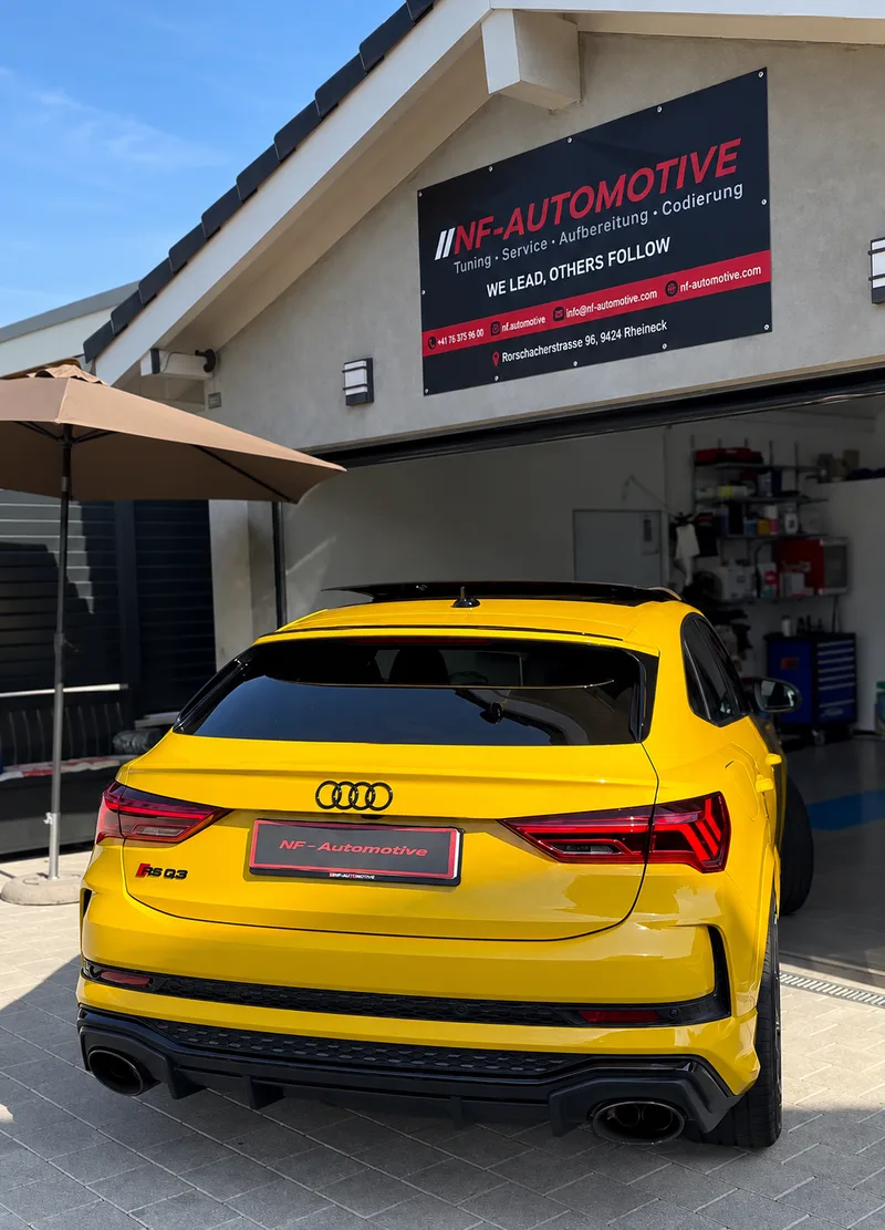 Gelber Audi vor der NF-Automotive Werkstatt