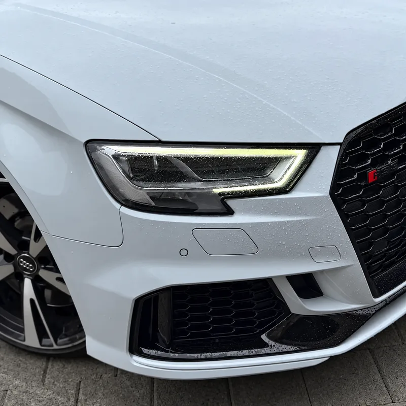 Weisser Audi mit schwarzem Kühlergrill