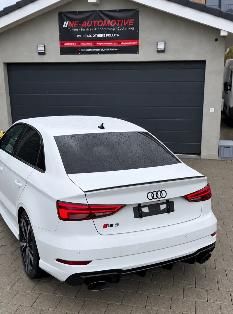 Weisser Audi in der Heckansicht