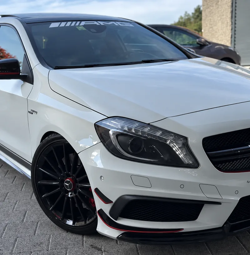 Weisser Mercedes-Benz vor der Werkstatt